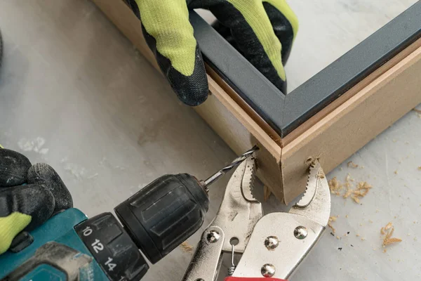 Craftsman Drills Door Connection Corner Pliers Hold Two Door Slats — 图库照片