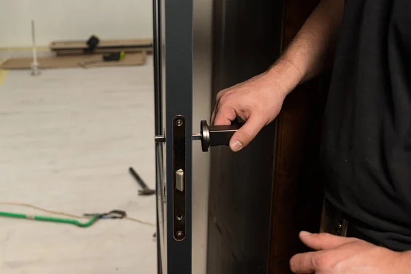 Carpenter Installs Metal Doorknob Interior Door Installing Door Doorknob — ストック写真