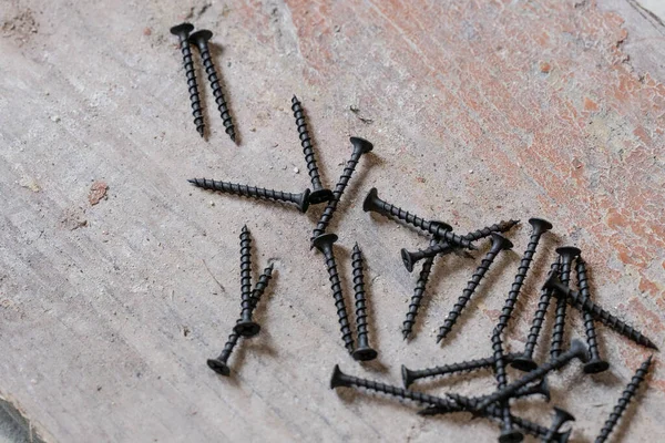 Tornillos Metal Negro Encuentran Suelo Hormigón Tornillos Madera —  Fotos de Stock