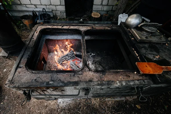 ウクライナでの戦争中のフィールドキッチンで調理 戦争中の条件 軍隊のための熱い食事 — ストック写真