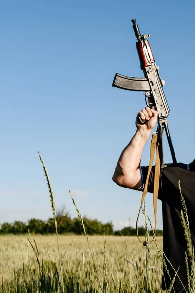 Een Soldaat Met Een Gevechtsgeweren Staat Een Veld Oekraïense Tarwevelden — Stockfoto