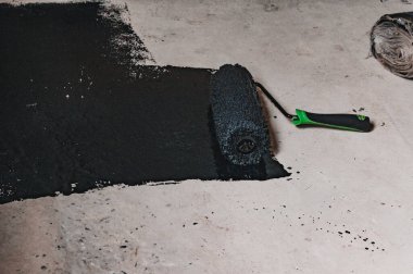 Özel bir evde zemini su geçirmez hale getirmek, yere sıvı reçine sürmek, beton perçinleme ve su geçirmezlik, onarım ve inşaat işleri..