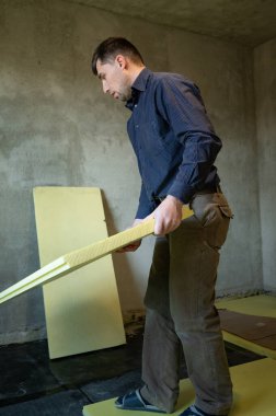 Zemin yalıtımı, genişletilmiş polistiren ve su geçirmezlik için genişletilmiş polistiren kurulumu.