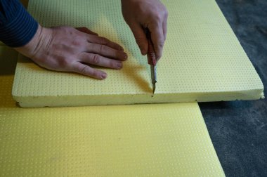 Ana kesikler, zemindeki polistirenin genişletilmesi, bir odanın zemininin kurulması ve ısıtılması, zeminin genişletilmesi, polistirenin genişletilmesi..