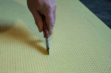 Ana kesikler, zemindeki polistirenin genişletilmesi, bir odanın zemininin kurulması ve ısıtılması, zeminin genişletilmesi, polistirenin genişletilmesi..