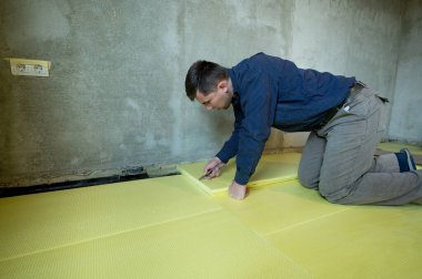 Ana kameranın yakın çekimi yerdeki genişleyen polistirenin boyutunu, evdeki izolasyon sürecini, tek başına onarımları....