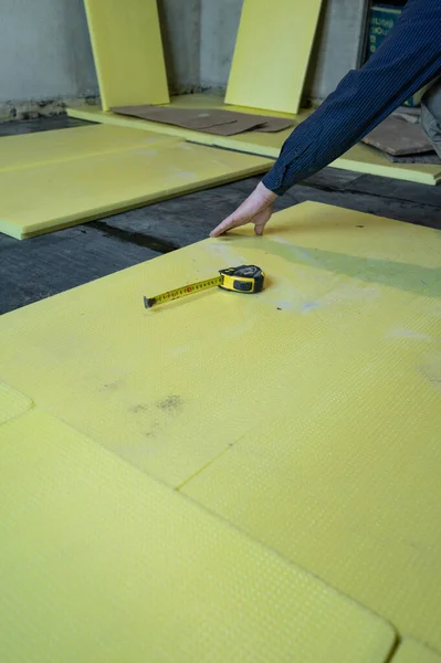 바닥의 단열재를 폴리스티렌을 확장하고 수리하고 노란색으로 폴리스티렌 집안의 절연체인 폴리스티렌 — 스톡 사진