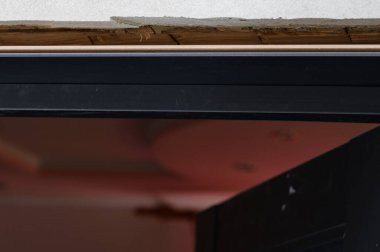 Kapı ve kapı çerçevesinin parçaları, iç kapıların kurulumu, kapı ve duvar arasındaki boşluk..