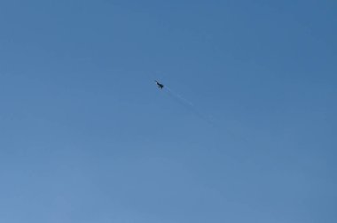 Jet savaş uçağı yerden yüksekte, eğitim uçuşları..