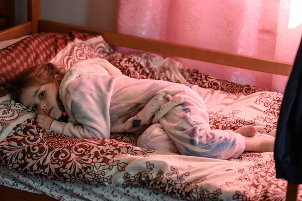 Uma Menina Está Deitada Pijama Cama Antes Dormir Pijama Kegurumi — Fotografia de Stock