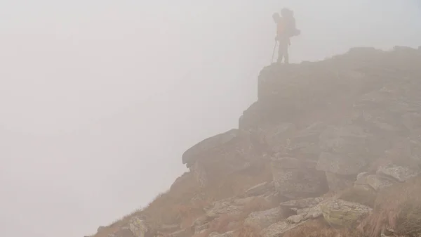 Homme Avec Sac Dos Pour Une Randonnée Monte Sommet Montagne — Photo