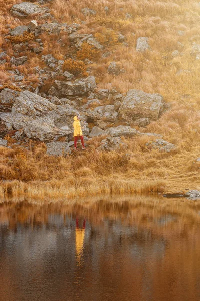 Reflet Homme Dans Lac Lac Sauvage Dans Les Carpates Reflet — Photo