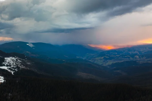 Dağların Üzerindeki Bulutlu Gökyüzü Ormanların Üzerindeki Yağmurlu Bahar Bulutları Dağların — Stok fotoğraf