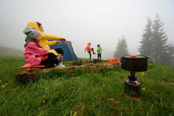 Familie Rust Bergen Met Een Tent Ochtend Regen Kinderen Oefenen — Stockfoto