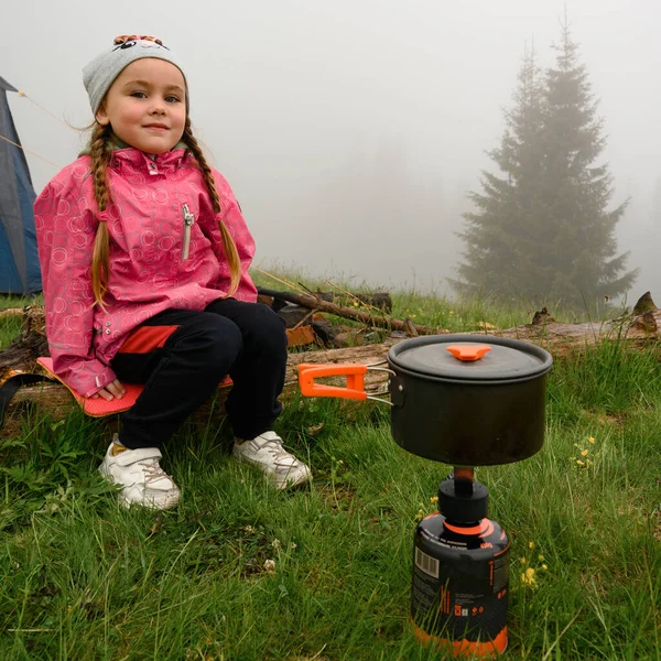 Little Girl Sitting Burner Which Dinner Being Prepared Rest Tent — Fotografia de Stock