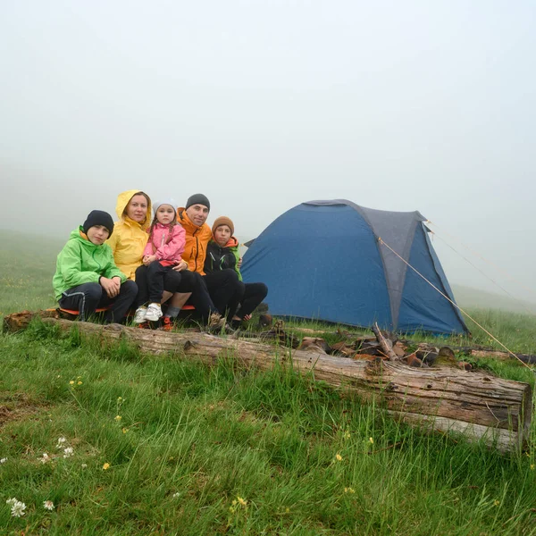 Family Bright Clothes Sits Tent Mountains Morning Fog Mountains Rest — Stockfoto