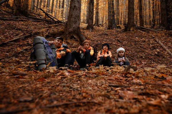 Portrait Family Sitting Rest Hike Mountains Family Vacation Carpathians — Fotografia de Stock