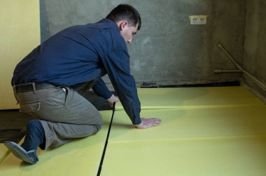 Zemin yalıtımı, genişletilmiş polistiren ve su geçirmezlik için genişletilmiş polistiren kurulumu.