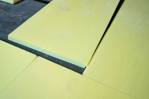 地板绝缘用膨胀型聚苯乙烯 膨胀型聚苯乙烯和树脂的安装 室内修理 — 图库照片