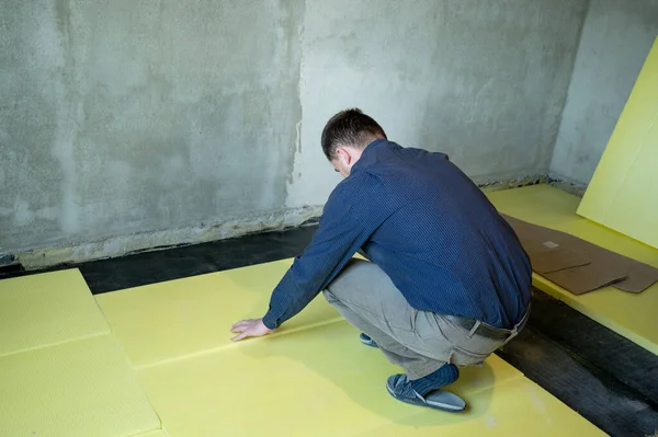 床断熱のための部屋に展開されたポリスチレンのインストール 修理作業だけで 黄色の拡大ポリスチレン 内部の家の断熱材 — ストック写真