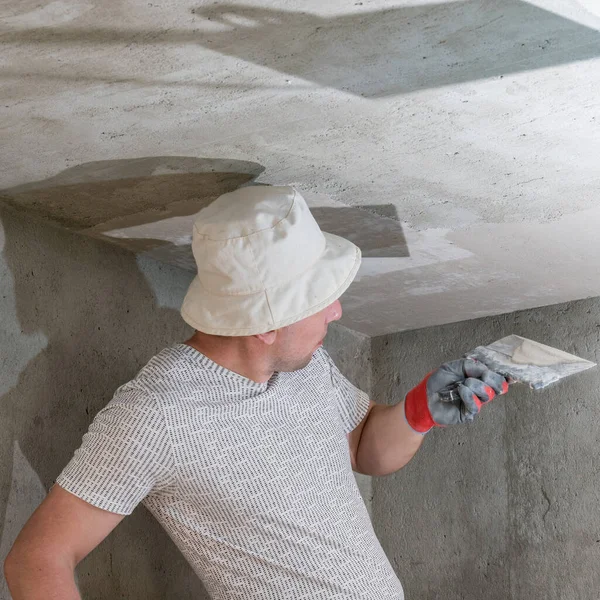天井に石灰石膏の適用 環境に優しい石灰と修復作業 部屋のオーバーホール — ストック写真