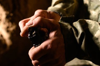 Şarjörü muharebe tüfekleri ile doldurmak AK 74, makineli tüfek cephanesi taşıyan bir asker, Ukrayna 'daki savaş..
