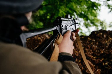 Ukrayna-Rusya savaşında cephedeki bir asker Ukrayna sınırlarının orklardan korunması, kadın bir savaşçı..