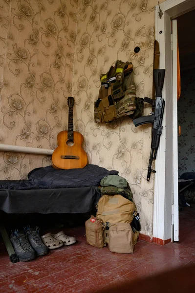 Een Militair Gevechtsgeweren Militaire Munitie Naast Een Gitaar Oorlog Oekraïne — Stockfoto