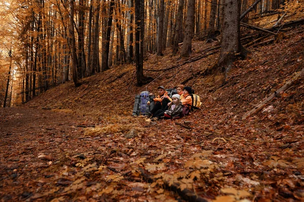 Portrait Family Sitting Rest Hike Mountains Family Vacation Carpathians — Stock Photo, Image