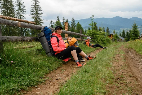 Portrait Family Sitting Rest Hike Mountains Family Vacation Carpathians — Stock Fotó