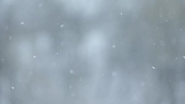 Yavaş hareket eden kar taneleri, köyde kış, pencereden düşen kar manzarası, bulanık hareket ve boh.Yeni