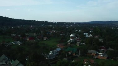 Ukrayna 'nın Karpatlar' ındaki dağ köyleri, dağlardaki köyün en üst manzarası, manzaralı manzaralar. 2021