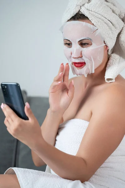 Διαδικασία Καθαρισμού Προσώπου Μάσκα Καλλυντικών Γυναίκα Που Μιλάει Στο Τηλέφωνο — Φωτογραφία Αρχείου