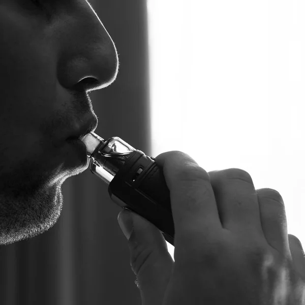 Мужчина Курит Электронную Сигарету Курит Губы Крупным Планом Мужчина Короткой — стоковое фото