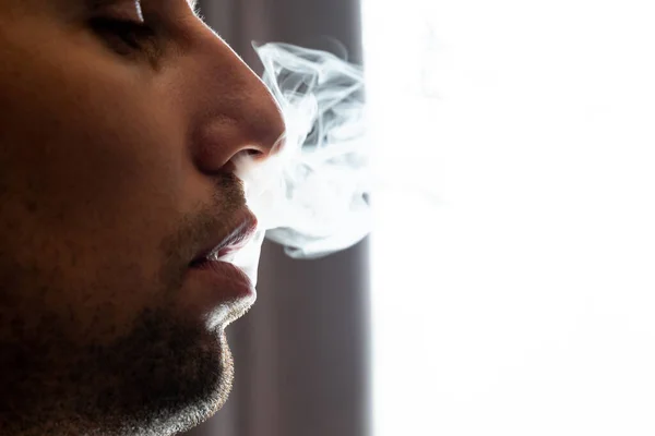 Мужские Губы Выдувающие Дым Крупным Планом Сигаретный Дым Губы Черном — стоковое фото