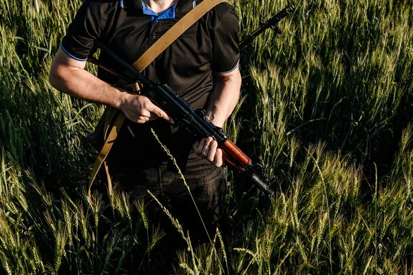 Een Soldaat Met Een Gevechtsgeweren Staat Een Veld Oekraïense Tarwevelden — Stockfoto