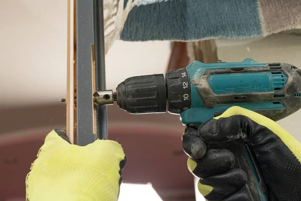 Kapıda yeşil bir tornavidayla delik açmak, sondaj işlemine yakın durmak, iç kapılar kurmak....