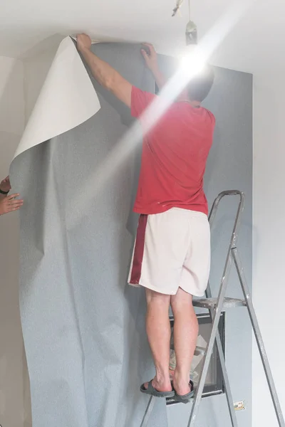Man Glues Wallpaper Wall House Craftsman Uses Ladder Glue Wallpaper — ストック写真