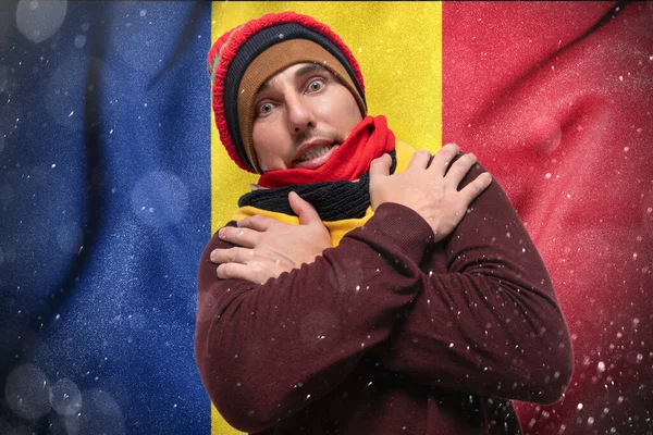 Romania suffers the consequences of a cold and unheated winter, a European surprised by gas prices, a man warms himself with a hat and scarves.