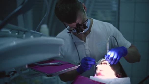 Στοματική Υγιεινή Ένας Άνθρωπος Στο Γραφείο Οδοντιάτρων Αφαίρεση Ταρτάρ Και — Αρχείο Βίντεο