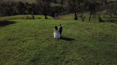 Pistyn köyü Ukrayna 10 Ekim 2020: Karpatlar 'daki çayırlarda gelinler yürüyor. yeni