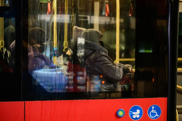Geceleri trafik, geceleri şehir yollarında trafik, şehirde gece ulaşımı, maskeli insanlar..