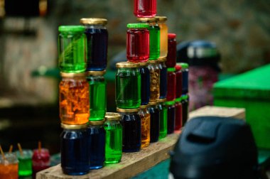 Ağacın kabuğu güneşin arka planında madeni paralarla kaplıdır. Ukrayna 'da antik bir mutluluk ve turizm geleneği..