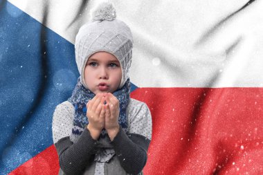 Çek Cumhuriyeti ve gaz kış krizi, nüfus için yüksek gaz tarifeleri, küçük bir kız donduruldu, kışın ısısı olmayan bir çocuk ısınmak için ellerini havaya kaldırdı.