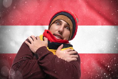 AUSTRIA 'daki gaz krizi, Soğuk kış ve yüksek benzin tarifeleri, benzin fiyatlarına şaşırmış bir Avrupalı, bir adam şapkası ve eşarplarıyla kendini ısıtıyor.