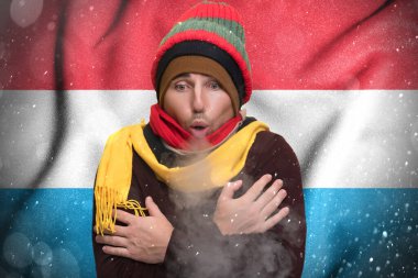 Lüksemburg ve gaz kış krizi, nüfus için yüksek gaz tarifeleri, bir Avrupalı soğuktan donuyor ve ağzından çıkan buharla kendini ısıtıyor..