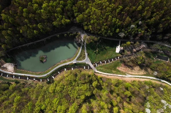 从鸟瞰看神伯纳公园 一个有池塘 河流和许多桥梁的哥特式公园 一个乌克兰的文化园 — 图库照片