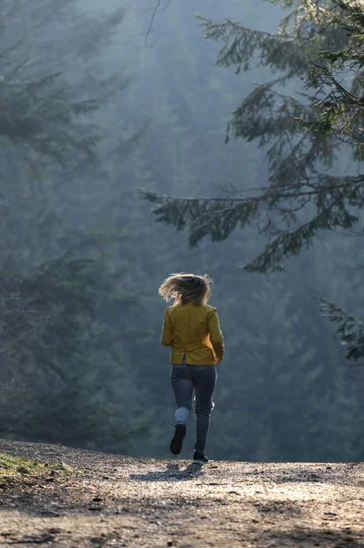 Жінка Робить Легкий Біг Туманному Лісі Вранці Світанку Туманного Ранку — стокове фото