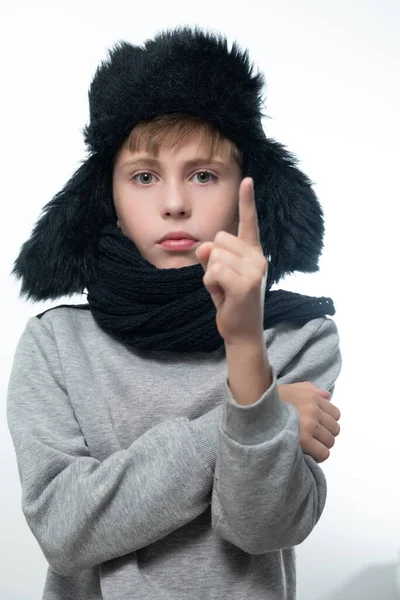 Şapkalı Kulaklıklı Eşarplı Beyaz Arka Planda Bir Çocuğun Portresi — Stok fotoğraf
