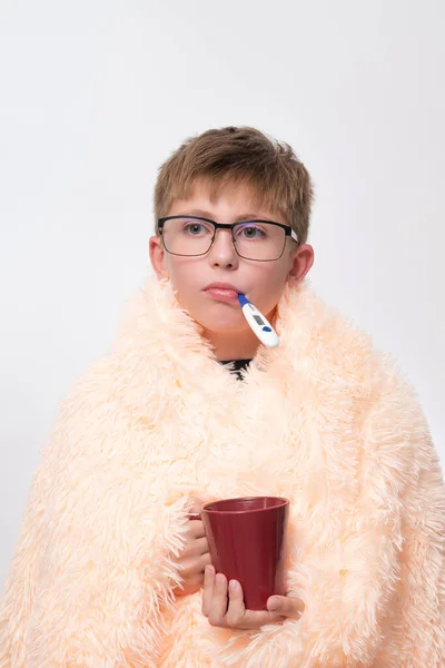 Grip Olmuş Bir Çocuk Battaniyeye Sarılmış Sıcak Çay Içiyor Çocuk — Stok fotoğraf